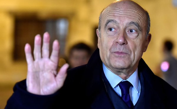 Présidentielle: Juppé prêt à y aller, Fillon acculé