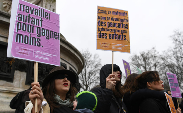 "Travailler autant pour gagner moins": rassemblements pour les droits des femmes