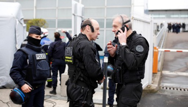 Aéroport d'Orly: un homme abattu après avoir attaqué des militaires