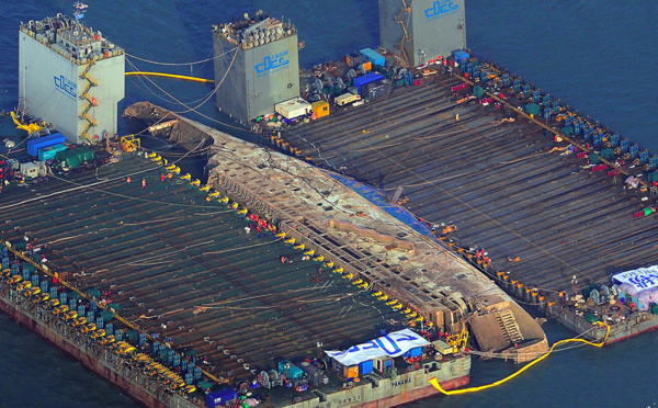 Corée du Sud: trois ans après, l'épave du Sewol émerge des flots