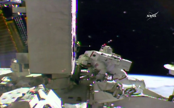 ISS: Deux astronautes marchent dans l'espace