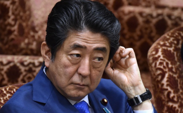 Japon: face au scandale, Abe diffuse des courriels