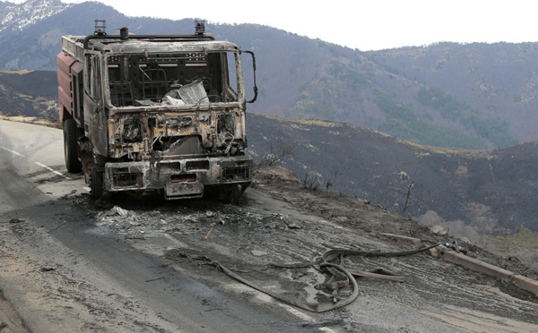 Plusieurs centaines d'hectares partent en fumée en Corse, cinq pompiers blessés