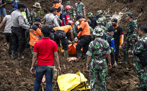 Un mort, 28 disparus dans un glissement de terrain en Indonésie
