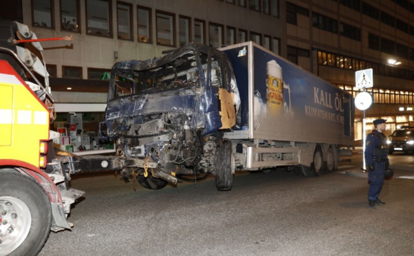 Attentat au camion à Stockholm: 4 morts, un gardé à vue pour "acte terroriste"