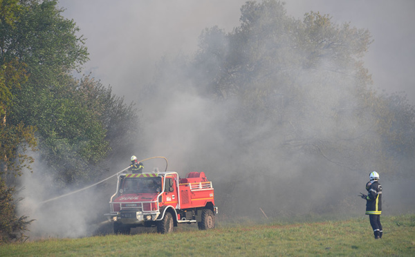 Gironde: incendie "contenu" mais toujours actif dans le Médoc, 300 pompiers mobilisés