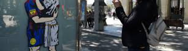 Un graffiti de Messi et Ronaldo s'embrassant fait fureur avant le Clasico