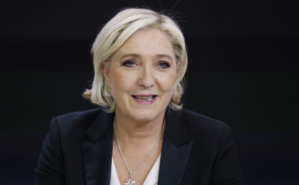 Le Pen à l'attaque sur le terrain et dans les médias, Macron va répliquer
