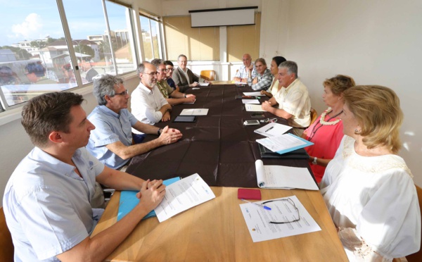 Jacques Raynal rencontre une délégation du Centre hospitalier universitaire de Bordeaux