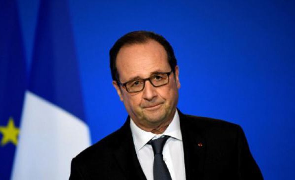 France/présidentielle: Hollande adoube Macron à Bruxelles pour faire barrage à Marine Le Pen