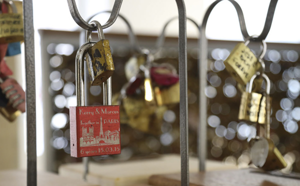Paris vend ses "cadenas d'amour", pour la bonne cause