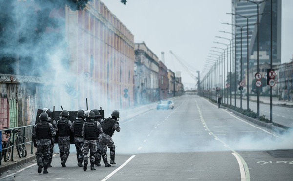 Rio: des narcotrafiquants incendient des bus et paralysent la ville