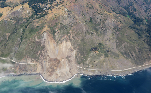 Une célèbre autoroute de Californie partiellement ensevelie sous un éboulement