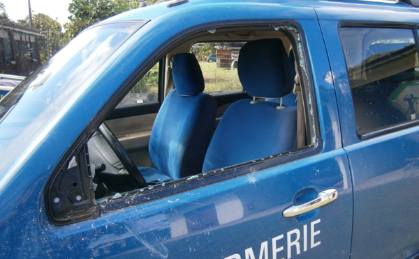 Le "prince" fracasse la voiture des gendarmes à coups de chaise