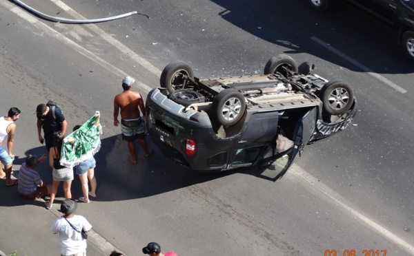 Punaauia : une voiture fait un tonneau et finit sur le toit 