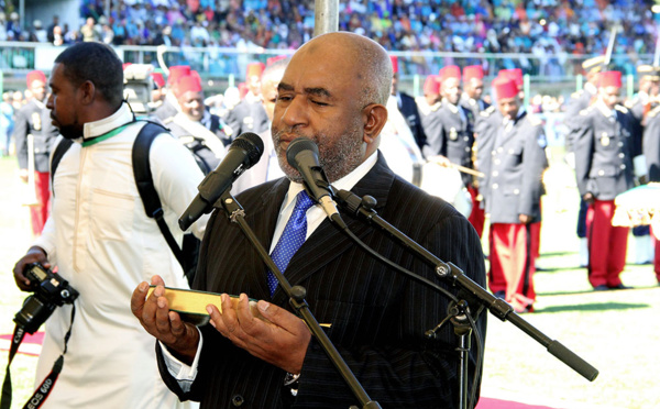 Polémique sur les kwassa-kwassa: Macron et son homologue comorien prônent "l'apaisement"