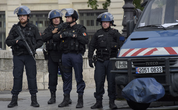 Attaque devant Notre-Dame: le profil de l'étudiant algérien au coeur de l'enquête