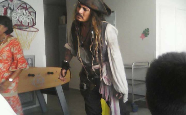 Johnny Depp à la rencontre des enfants hospitalisés