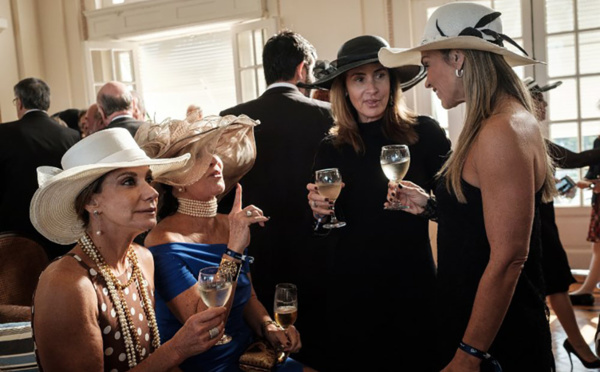 Fini le champagne, la haute société de Rio désarçonnée par la crise