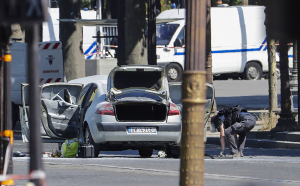 Attentat raté sur les Champs-Elysées: des gardes à vue, questions sur la détention d'armes
