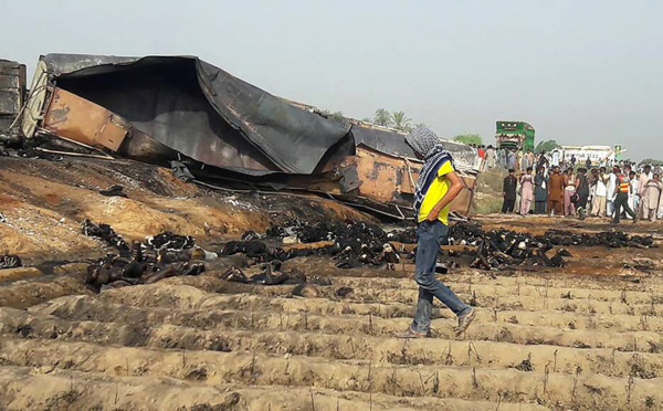Au Pakistan, triste Aïd après un incendie qui fait 153 morts
