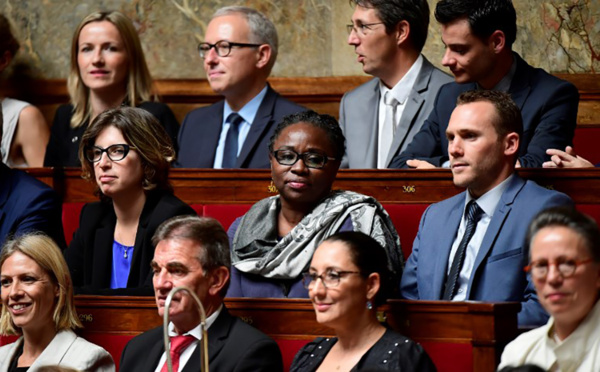 Le châle de la députée de Mayotte fait débat sur les réseaux sociaux