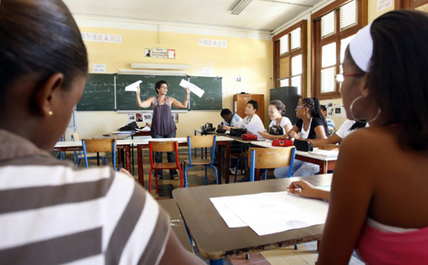 Pauvreté en Outre-mer: la CNCDH invite à "la réserve" sur la supression de la sur-rémunération des fonctionnaires