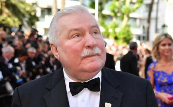 Walesa, hospitalisé, renonce à aller manifester à Varsovie