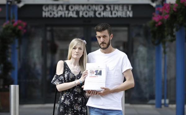 GB/Maintien en vie d'un bébé malade: pétition de 350.000 signatures