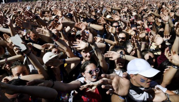 Non loin des stars internationales, des jeunes pousses du web français se défient sur scène