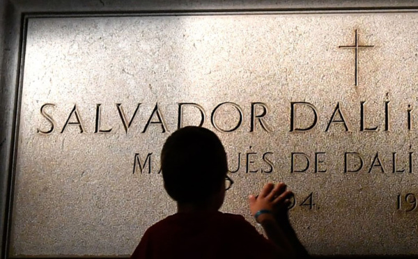 Vingt-huit ans après sa mort, la surréaliste exhumation de Dali