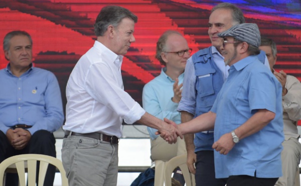 Colombie: rencontre historique entre membres des Farc et des ex-paramilitaires