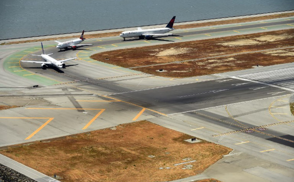 Un adolescent trop pressé de descendre de l'avion arrêté à San Francisco