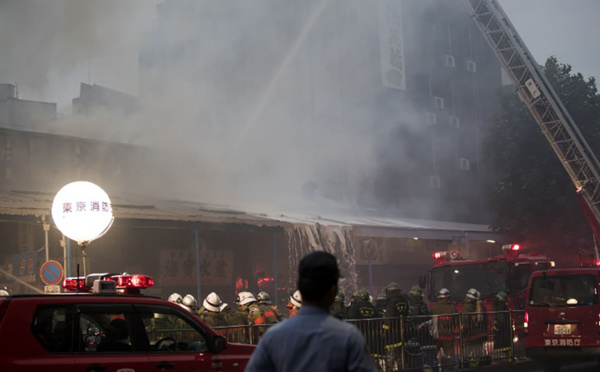 Incendie près du célèbre marché au poisson de Tsukiji à Tokyo