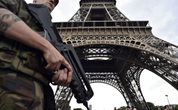 Tour Eiffel: un homme arrêté avec un couteau dit avoir voulu attaquer un militaire