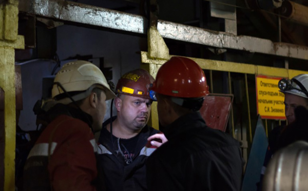 Russie: l'eau monte dans la mine où restent bloquées 8 personnes