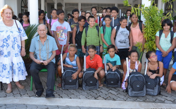 Cinquante enfants de Paea ont reçu leurs cartables ce jeudi
