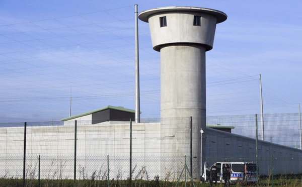 Un drone "livre" un colis dans la cour de la prison de Valence