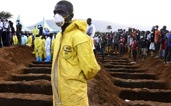 Le bilan des inondations à Freetown passe à 400 morts et risque de s'alourdir