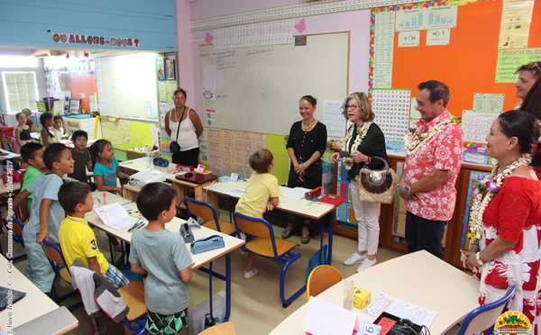 Le maire de Nouméa rencontre les enfants de l'école de St Paul - Ste Thérèse de Taunoa