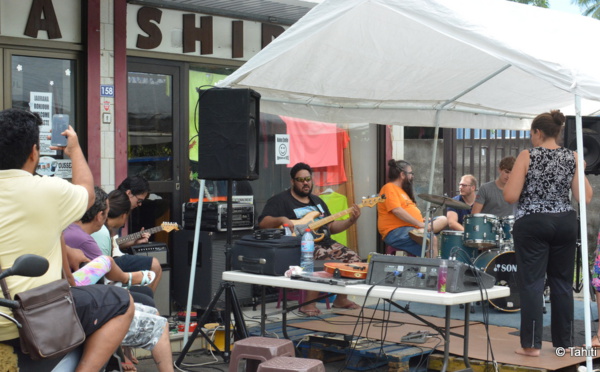 Un concert improvisé en pleine rue à Taunoa