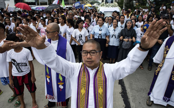 Philippines: les funérailles d'un adolescent tournent en vaste manifestation contre Duterte