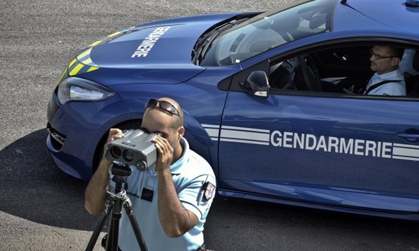 Sécurité routière: Collomb veut externaliser les contrôles de vitesse
