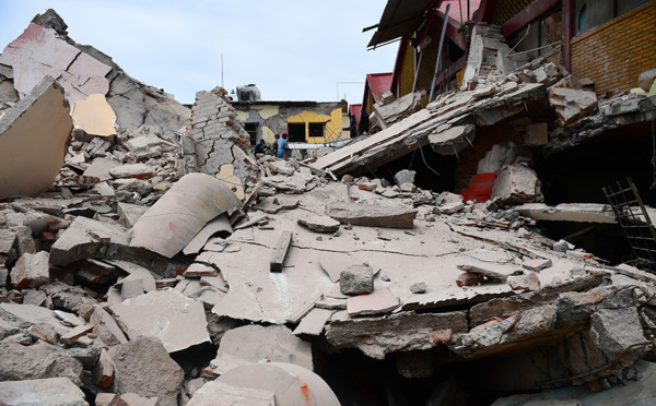 Séisme/Mexique: le pays enterre ses morts, l'aide s'organise