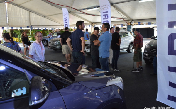 Salon de l'auto : "Réfléchissez bien avant de vous engager"