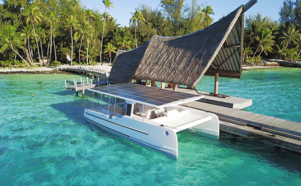 Un catamaran solaire pour une promenade sur le lagon de Bora Bora