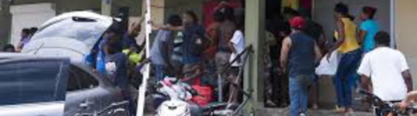 Saint-Martin : les soldats néerlandais accusés de n'avoir "rien fait" face aux pilleurs