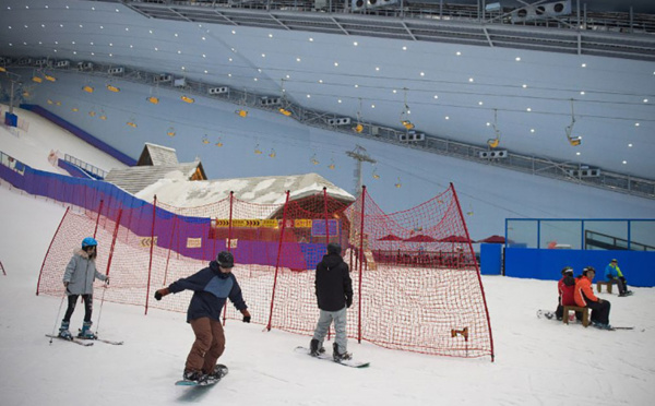 En Chine, dans le plus grand parc de ski en salle du monde