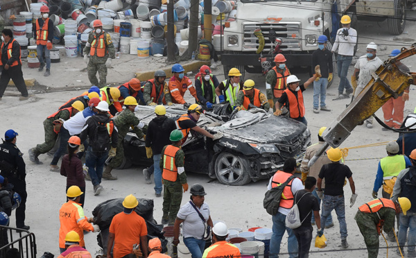 Séisme au Mexique: les secouristes jettent leurs dernières forces dans la bataille