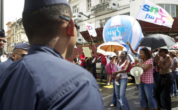 Contrats aidés: la mobilisation s'amplifie en Martinique